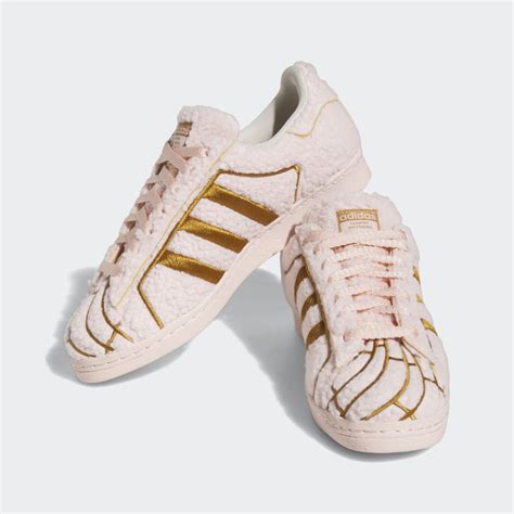 adidas conchas shoes.